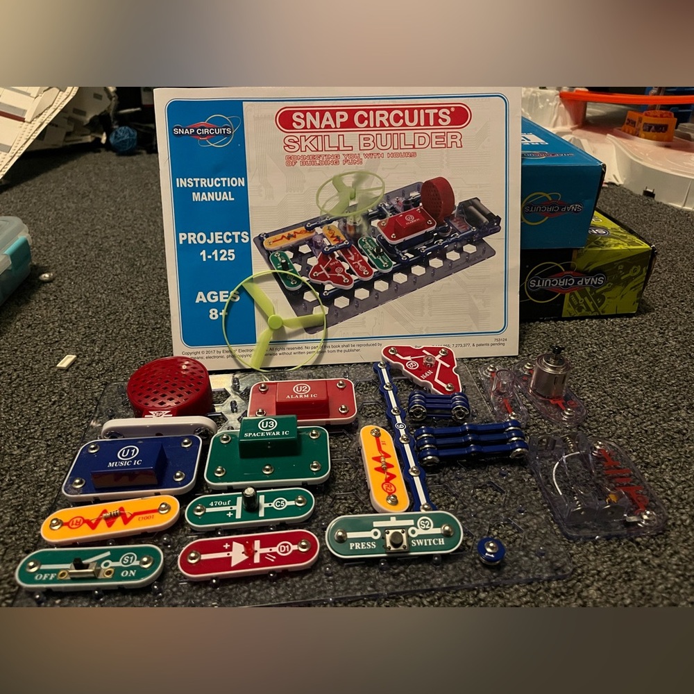 Snap Circuits Skill Builder - miscellaneous pieces. NOT A COMPLETE SET